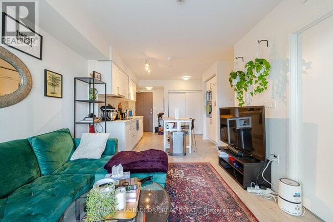 Building Photo - 27 Bathurst St