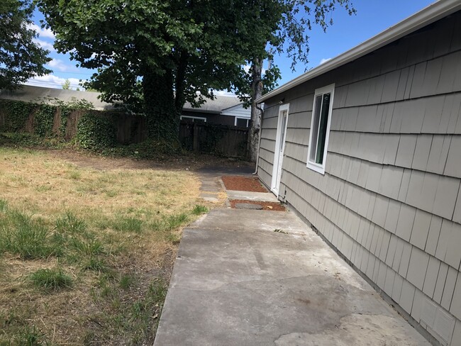 Building Photo - 3 bedroom 1 bathroom house in Springfield!