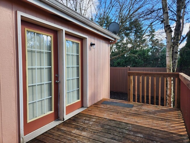 Building Photo - Newly Renovated Pet Friendly 3 Bed / 2 Bat...