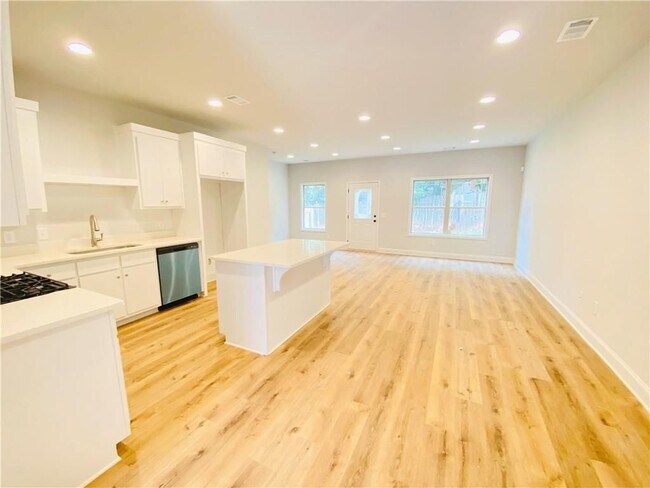 Building Photo - 1095 N Village Dr