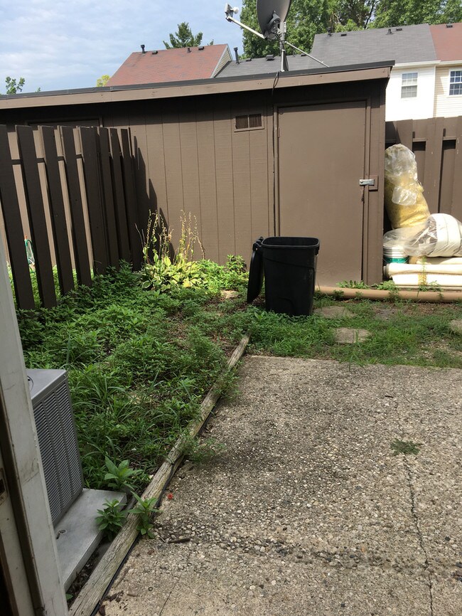 Building Photo - 3 bedroom townhouse Colearain