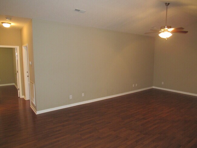 Foto del edificio - 2 bed, 2 bath, 2 car garage ranch style home in N. Knoxville