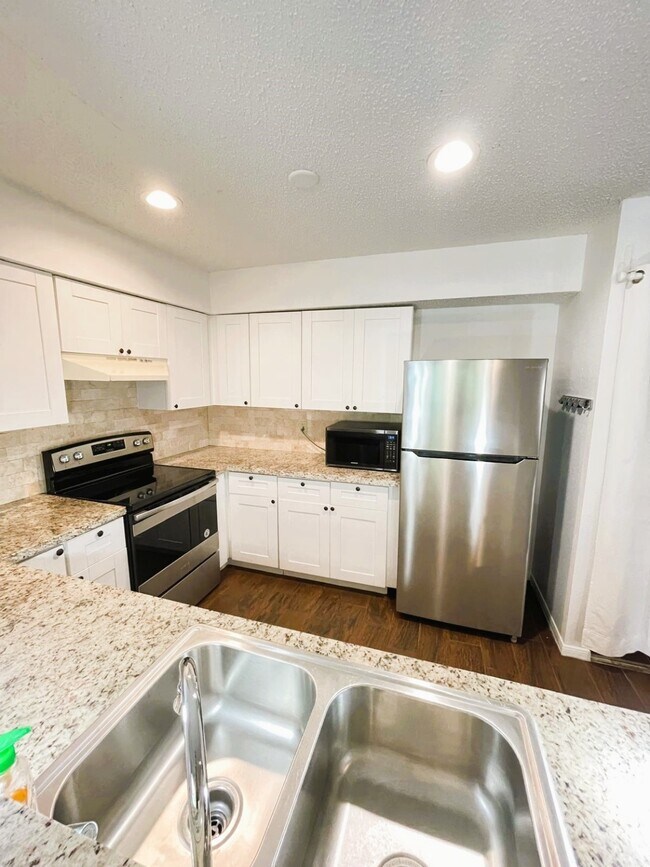 Building Photo - 2300 Old Spanish Trl