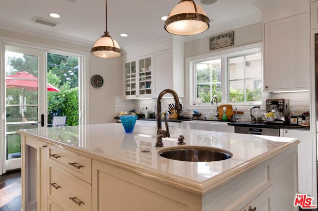Foto del edificio - 3217 Greenfield Ave