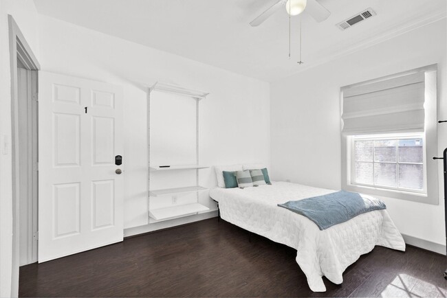 Foto del edificio - 240 N York St
