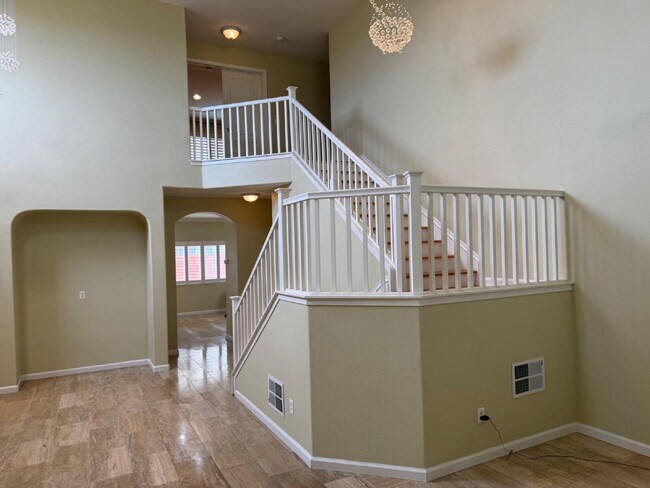 Building Photo - Gorgeous 5 Bedroom, 3 Bathroom Home With a Pool in perfect Tracy Location