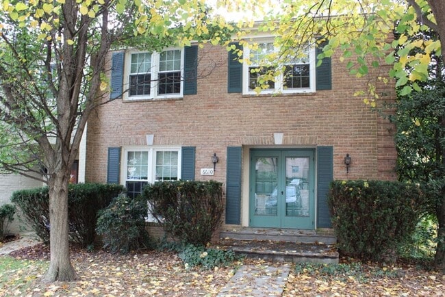 Beautiful 3 bed 2.5 Bath End Unit Brick To... - Beautiful 3 bed 2.5 Bath End Unit Brick To... House