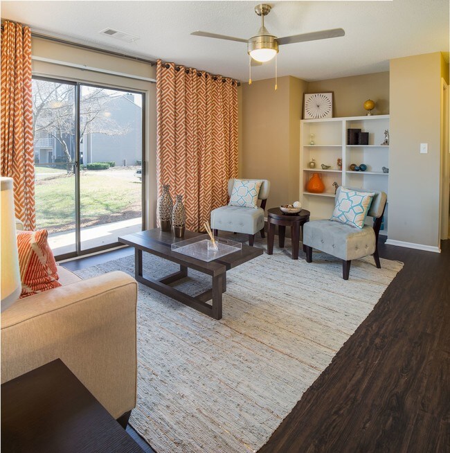 Sardis Place at Matthews by Cortland Alquileres en Matthews, NC