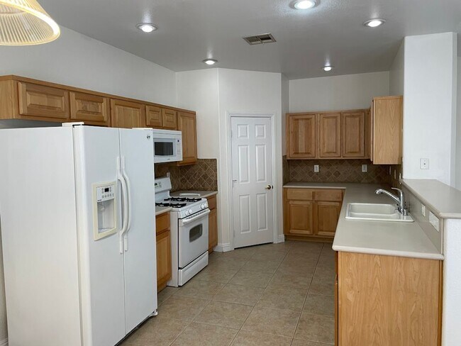 Foto del edificio - 3 bed/2.5 Bath Two Story townhome in Gated...