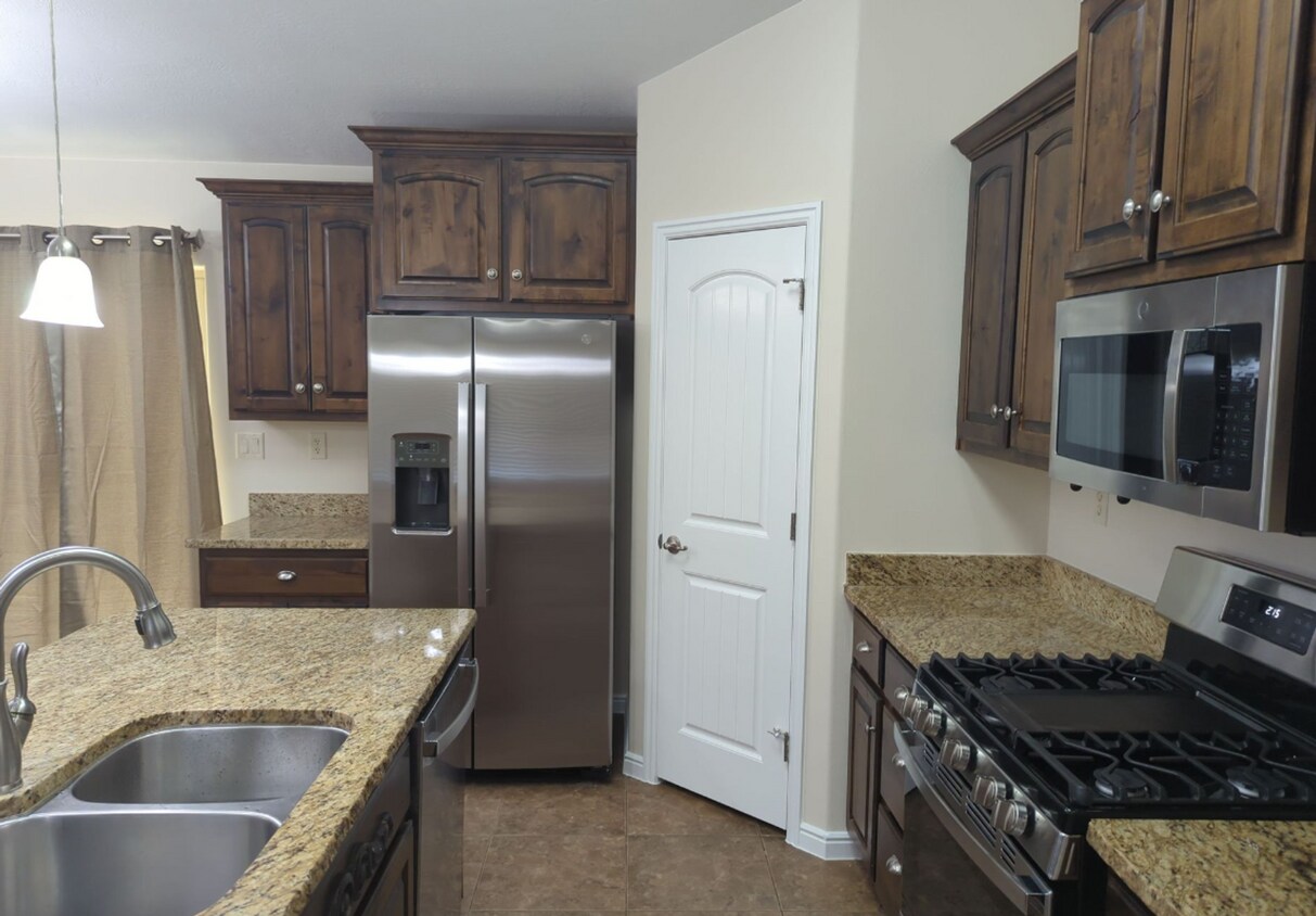 Building Photo - Rare Find! RV Parking with Private Fenced Backyard!