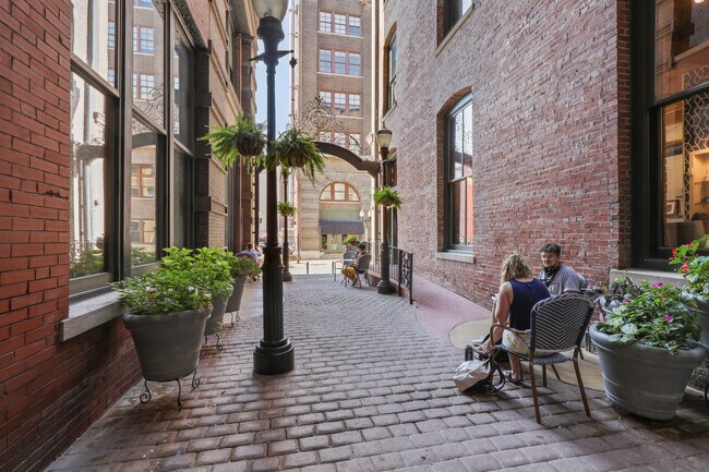 Foto del edificio - 304 W 8th St