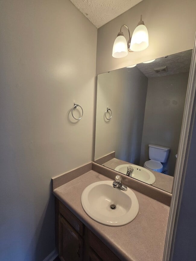 Building Photo - NEW LISTING!!!!!