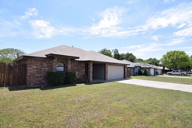 Building Photo - 2610 Hidden Hill Dr
