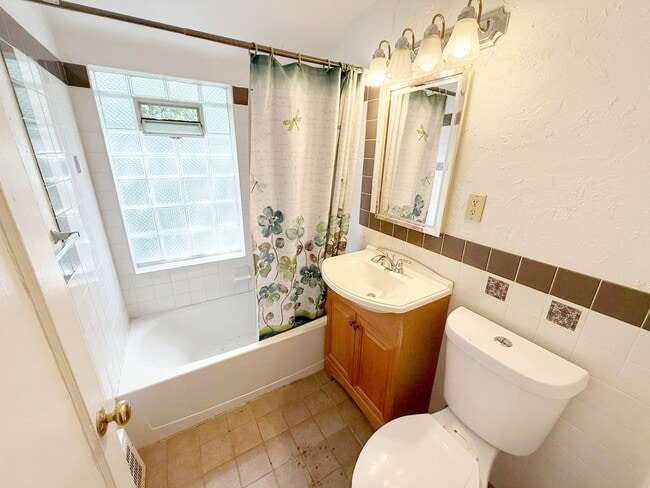 Building Photo - 2 BED 1 BATH BEAUTIFUL SINGLE FAMILY HOME