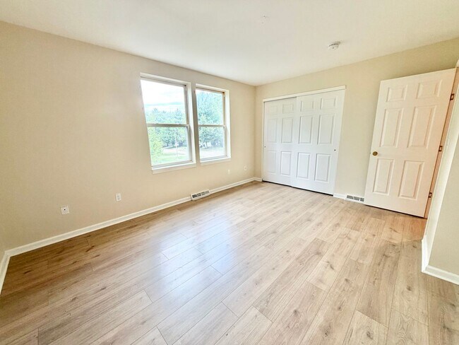 Foto del edificio - 2 Bedroom (+ Office) Home Burlington Available 8/1