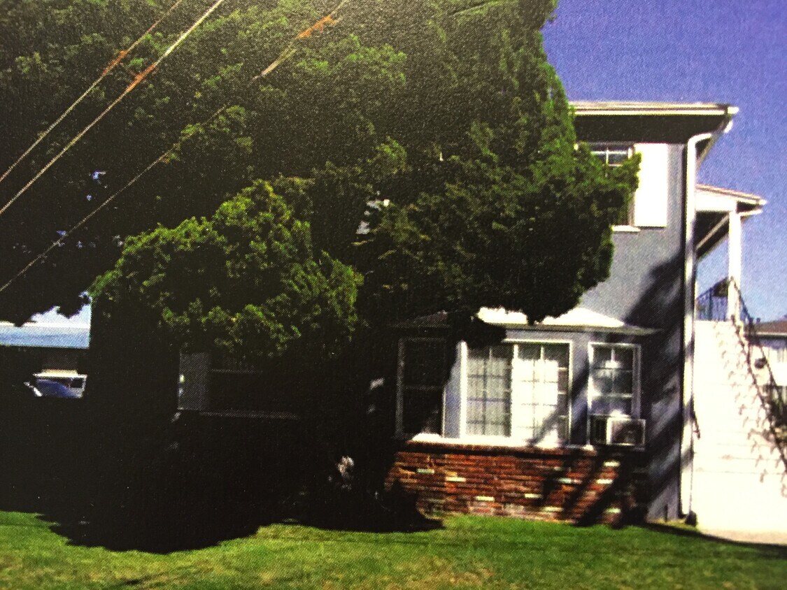 Building Photo - 421 E Acacia Ave