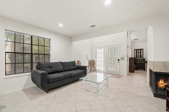 Foto del edificio - 16800 Sugar Pine Dr
