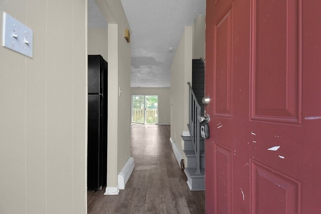 Building Photo - 2 Bedroom Townhouse w/Basement Apartment