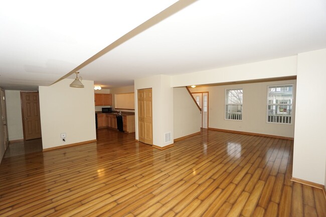 Foto del edificio - Large 3 bedroom 2.5 Bath + Loft + 3 car ga...