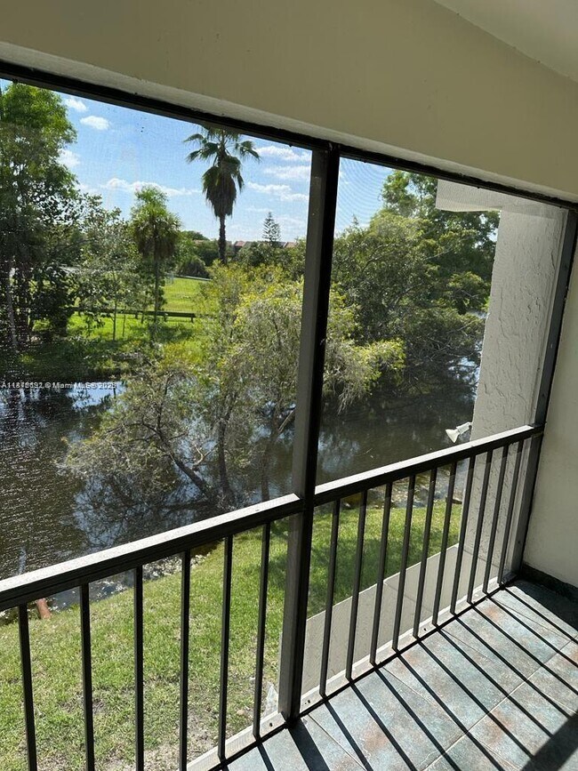 Foto del edificio - 303 Racquet Club Rd