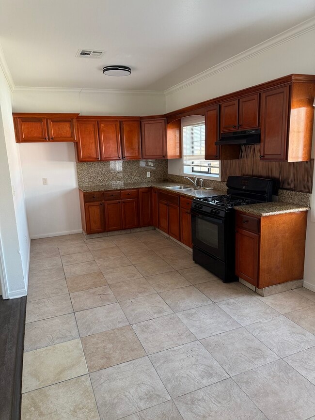 Kitchen - 1700 W 43rd St
