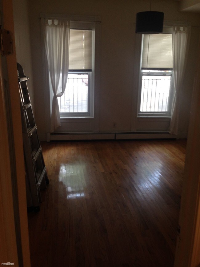 Foto del edificio - 1 br, 1 bath  - 170 Park St Apts 1, 2 & 3