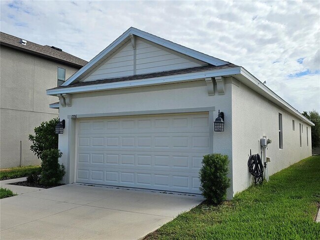 Building Photo - 1556 N River Cir