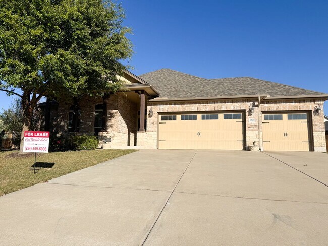 Foto del edificio - Popular DR Horton Sierra floor plan. 4 bed, 2 1/2 bath, 3 car garage, single story on a corner lo...