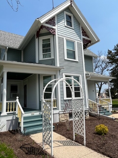 Fachada de estilo victoriano, separada por la parte trasera. - 304 Summit Ave