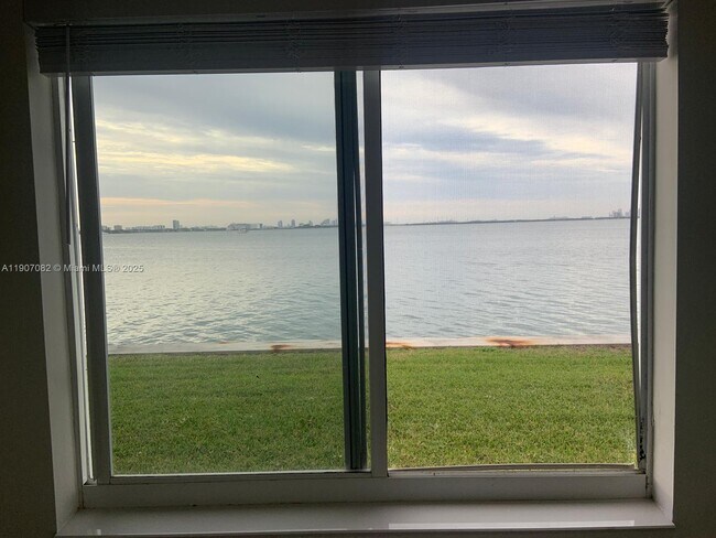 Foto del edificio - 1750 S Treasure Dr