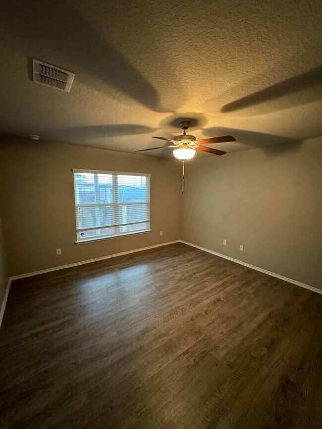 Foto del edificio - **MARCH MADNESS SAVINGS! ** Three Bedroom ...