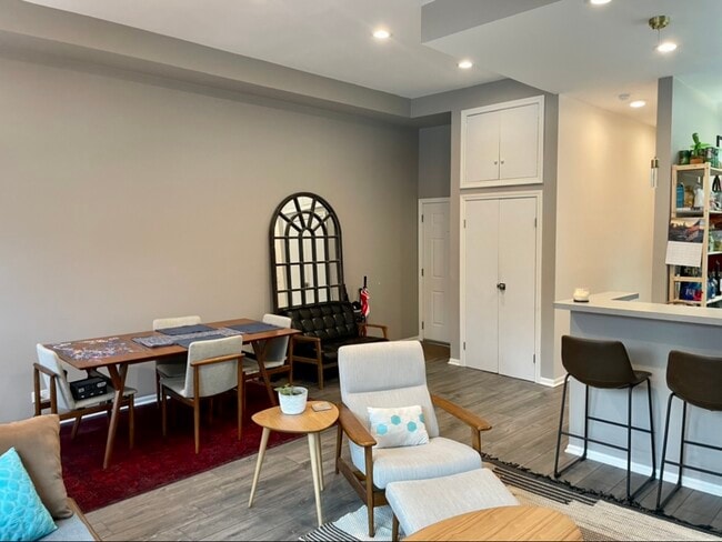 Dinning room - 857 N La Salle Dr
