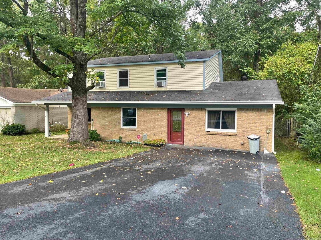 Foto principal - 10216 Woodbridge Dr
