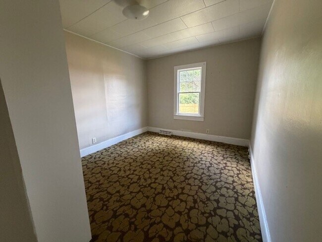 Foto del edificio - 2 bedroom, 1 bath House available NOW