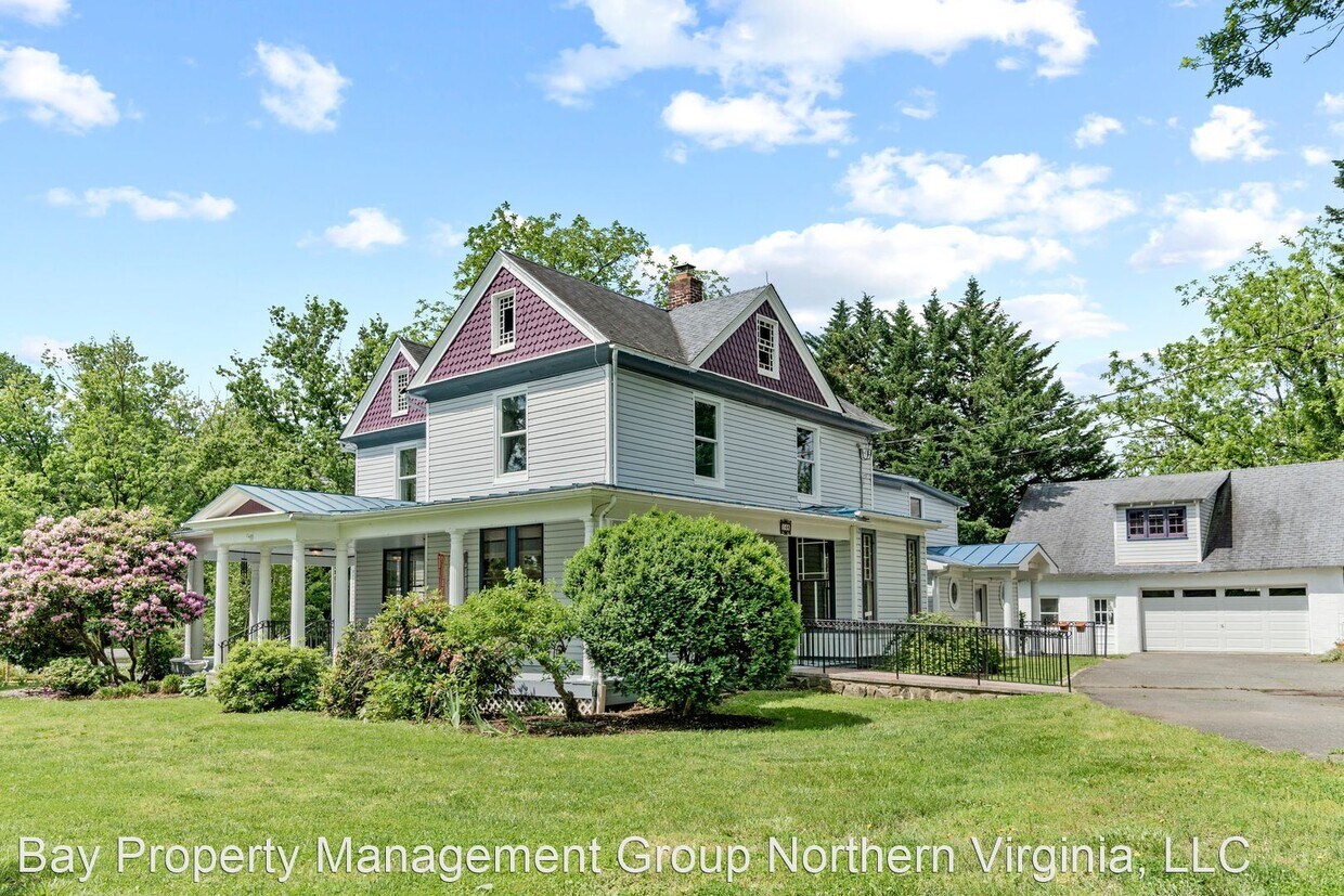 5 br, 2.5 bath House 148 E Main St House for Rent in Purcellville