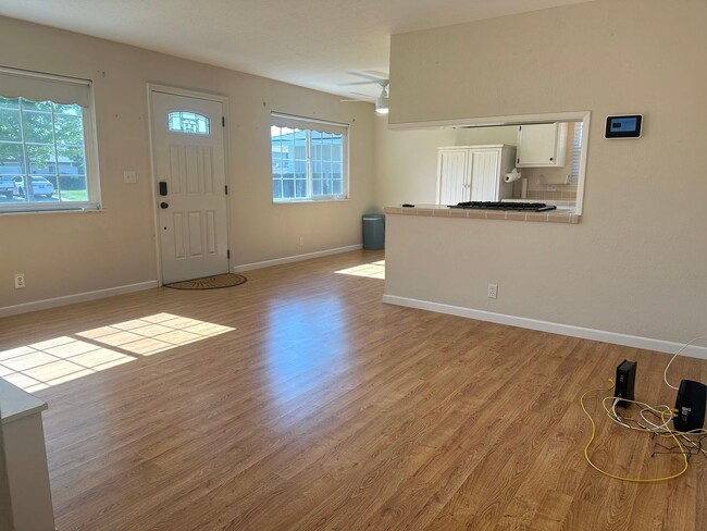 Building Photo - READY NOW! 3+1.5 City of Tehachapi - **SOL...