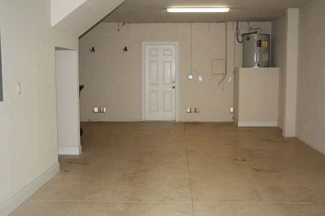 Building Photo - Beautiful Townhome on Peaceful Conservatio...