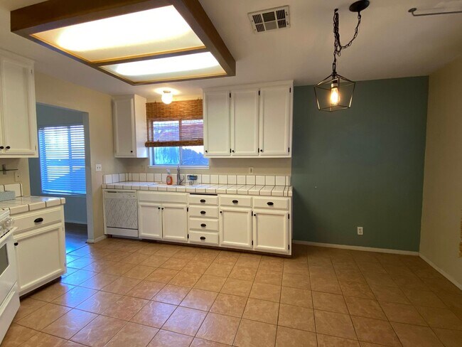 Building Photo - Three Bed, Two Bath Home with a Two Car Ga...