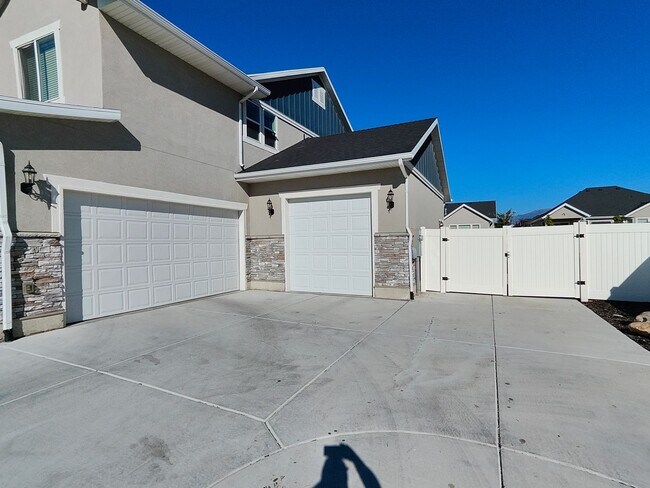 Foto del edificio - Spacious 6 Bed, 3.5 Bath Home in Clinton, UT