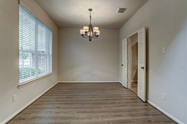 Building Photo - 18 Prairie Oak Dr