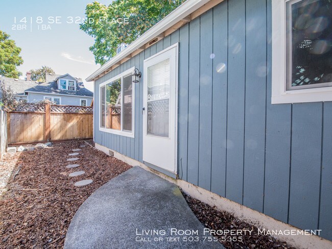 Building Photo - Two Bedroom Duplex in the heart of Hawthorne!