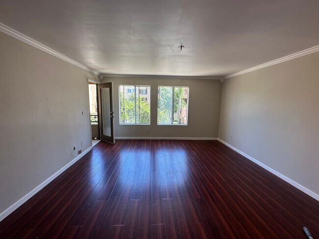 Building Photo - 8889 Caminito Plaza Centro