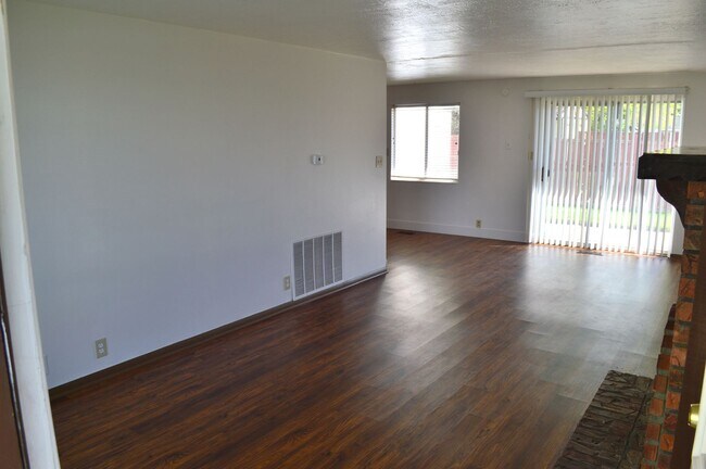 Foto del edificio - Walton Ln Duplex