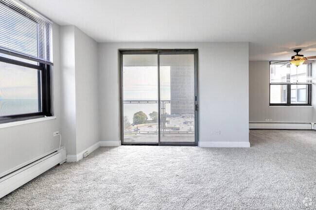 2BR2BA - Sala de estar con balcón - Oglesby Towers Apartments