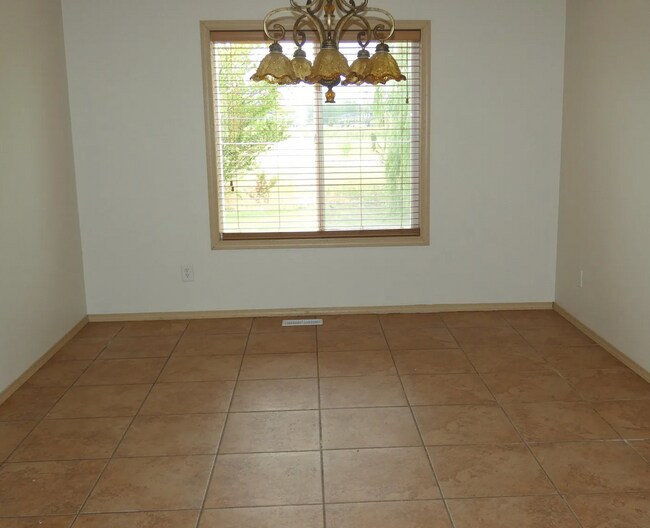 Building Photo - Spacious 4 BR/ 2.5BA
