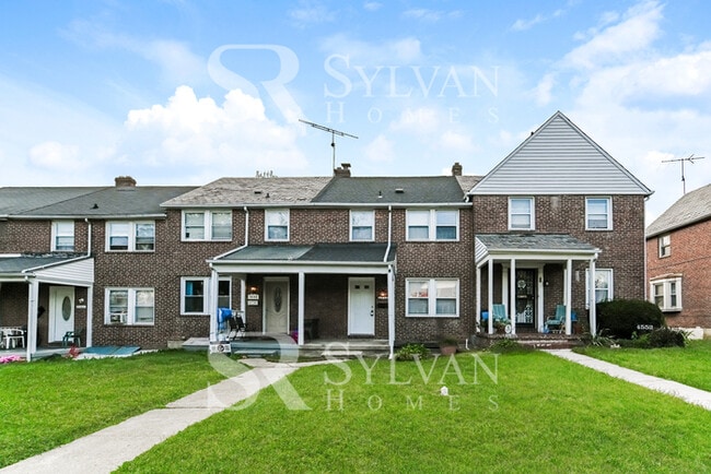 Building Photo - Three level townhome available now!