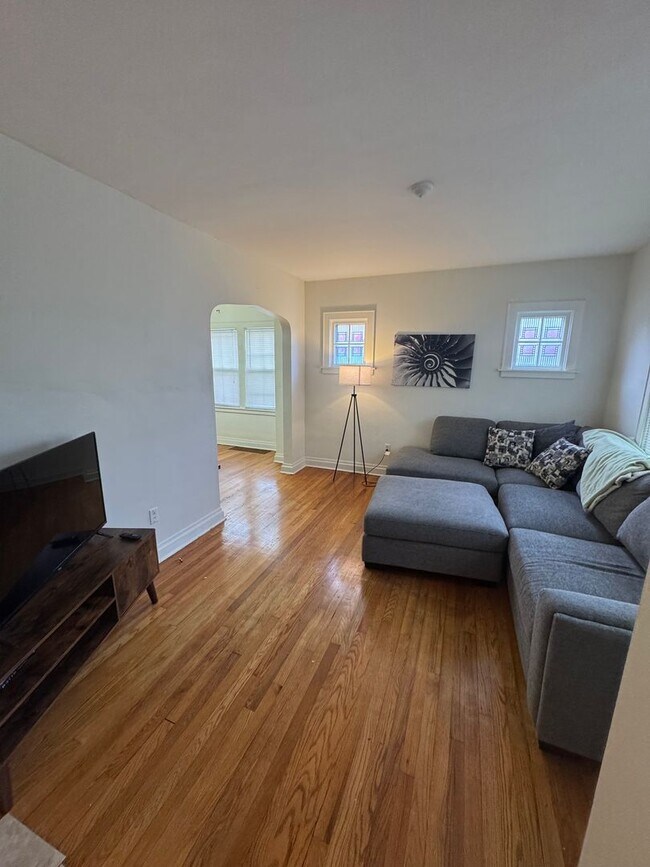 Foto del edificio - 3 bedroom/ 1.5 bath house Furnished