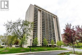 Building Photo - 820 Burnhamthorpe Rd