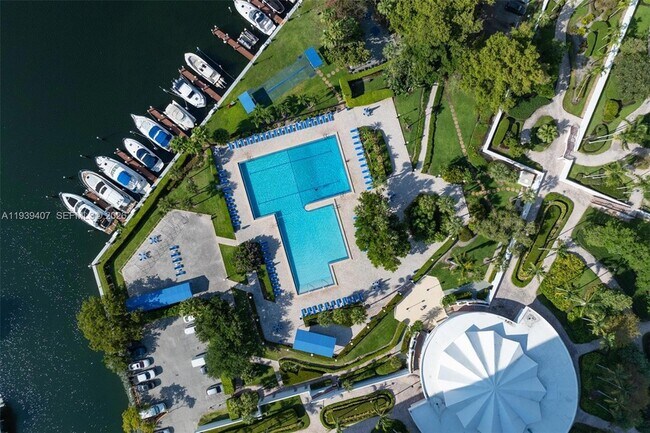 Foto del edificio - 2500 Parkview Dr