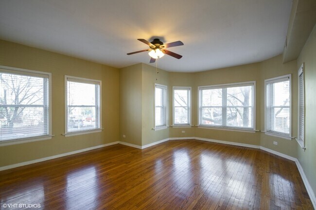 Foto del edificio - 6042 N Kenmore Ave